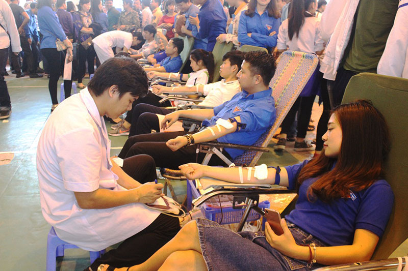 Hiến máu tình nguyện cứu chữa người bệnh, cũng là phong trào tiêu biểu.
