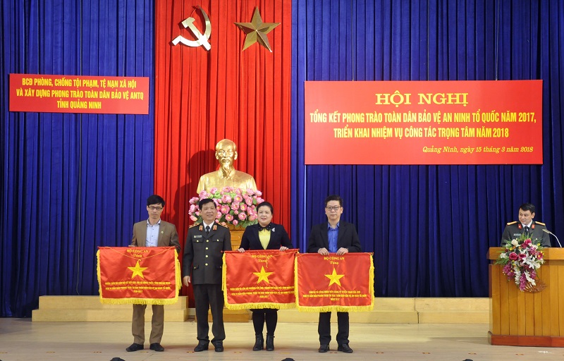 Trung tướng Nguyễn Văn Sơn, Thứ trưởng Bộ Công an tặng cờ phong trào thi đua Toàn dân bảo vệ ANTQ của Bộ Công an cho 3 đơn vị.