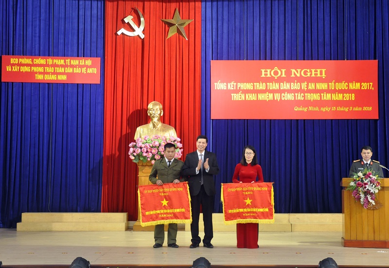 Đồng chí Nguyễn Đức Long, Chủ tịch UBND tỉnh tặng cờ phong trào thi đua Toàn dân bảo vệ ANTQ của UBND tỉnh cho 2 đơn vị.