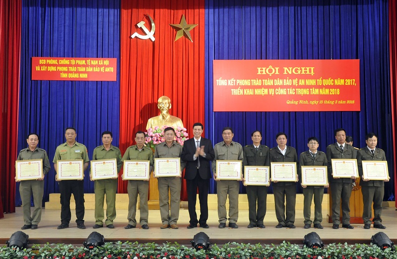 Đồng chí Nguyễn Đức Long, Chủ tịch UBND tỉnh tặng danh hiệu đơn vị Quyết thắng của UBND tỉnh cho các tập thể.