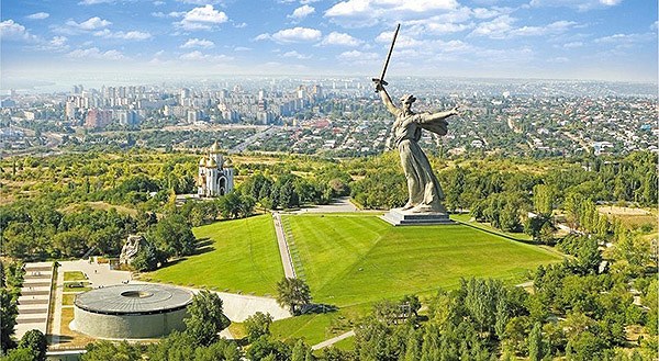 2. Thành phố Volgograd  Thành phố Volgograd vinh dự là 1 trong 7 thành phố anh hùng của nước Nga, nằm bên bờ sông Volga thơ mộng. Nơi đây gắn liền với cuộc Chiến tranh Vệ quốc vĩ đại 1941-1945, đánh dấu bước ngoặt lớn trong lịch sử nước Nga. Những bức tượng được xây dựng thể hiện ý chí quật cường của dân tộc cũng như người dân nơi đây. Ngoài ra, Đại lộ anh hùng hay bảo tàng lịch sử cũng là những điểm đến thu hút khách du lịch.