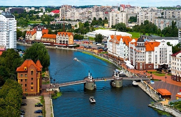 5. Thành phố Kaliningrad  Kaliningrad có một vị trí địa lý vô cùng đặc biệt. Nó nằm tách khỏi lãnh thổ về mặt đất liền của nước Nga nên một phần văn hóa và kiến trúc nơi đây chịu ảnh hưởng của châu Âu. Thời điểm diễn ra World Cup chính là thời điểm Kaliningrad bước vào mùa đẹp nhất trong năm. Nhiệt độ vô cùng dễ chịu chỉ từ 20 – 25 độ và mùa hè thì có những ánh nắng rất dịu dàng.