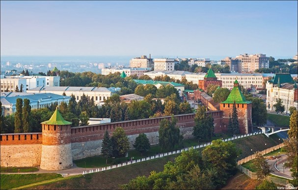 6. Thành phố Nizhny Novgoro  Nizhny Novgoro là thành phố lớn thứ 4 ở Nga nằm ở hợp lưu sông Volga và Oka nổi tiếng với những công trình kiến trúc nghệ thuật đặc sắc. Nơi đây có hơn 600 di tích, các tượng, và ít nhất 200 bảo tàng nghệ thuật, phòng hòa nhạc và các loại hình tương tự. Sân vận động Nizhny Novgorod chính là nơi diễn ra các trận đấu của World Cup 2018 với sức chứa hơn 40.000 khán giả.