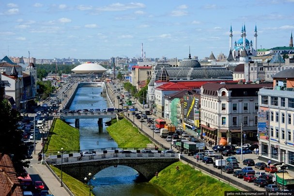 7. Thành phố Kazan  World Cup 2018 chắc chắn không thể không diễn ra tại thành phố Kazan. Bởi nơi đây được mệnh danh là “Thủ đô thể thao” của nước Nga. Không chỉ vậy, Kazan còn thu hút khách du lịch bởi vẻ đẹp tĩnh lặng xen lẫn bí ẩn. Những công trình kiến trúc in đậm dấu ấn tâm linh thể hiện phần nào quá khứ huy hoành của thành phố này.