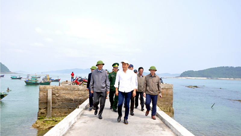 Bí thư Tỉnh ủy Nguyễn Văn Đọc cùng đoàn công tác nắm tình hình triển khai chủ đề công tác năm 2018 của tỉnh tại huyện Cô Tô.