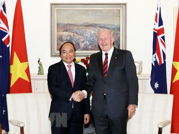 Thủ tướng Nguyễn Xuân Phúc chào xã giao Toàn quyền Australia Peter Cosgrove. (Ảnh: Thống Nhất/TTXVN)