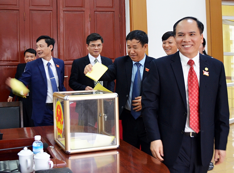 Bỏ phiếu bầu đồng chí Nguyễn Mạnh Hà, Phó Bí thư Thành ủy Uông Bí giữ chức vụ Chủ tịch UBND TP