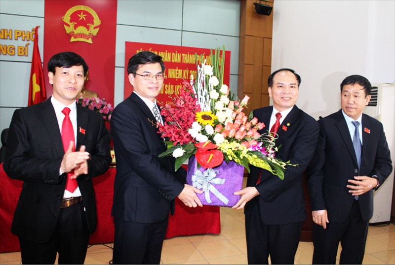 Đồng chí Nguyễn Mạnh Hà đã nhận được sự đồng ý giữ chức vụ Chủ tịch UBND TP khóa 19, nhiệm kỳ 2016-2020 của 100% đại biểu