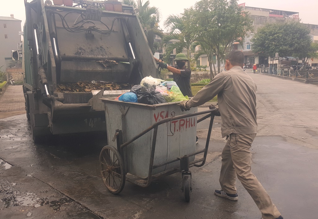 Thu gom rác thải tại khu vực Hồ Công viên, phường Quang Trung, TP Uông Bí