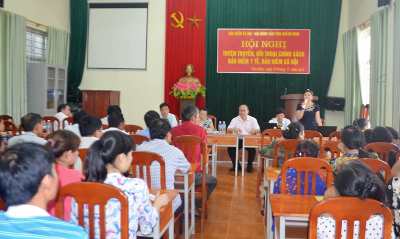 Năm 2017, HND tỉnh phối hợp BHXH tỉnh tổ chức Hội nghị tuyên truyền, đối thoại chính sách BHXH, BHYT, BHTN cho hội viên nông dân huyện Vân Đồn