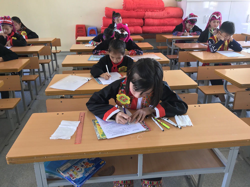 Học sinh dân tộc thiểu số huyện Hải Hà thi phần thi kiến thức tại Trường Tiểu học Quảng Hà