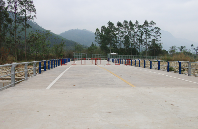 Đường tràn thông quan tạm giữa 2 cửa khẩu Hoành Mô (Việt Nam) - Động Trung (Trung Quốc) đã hoàn thành thi công.