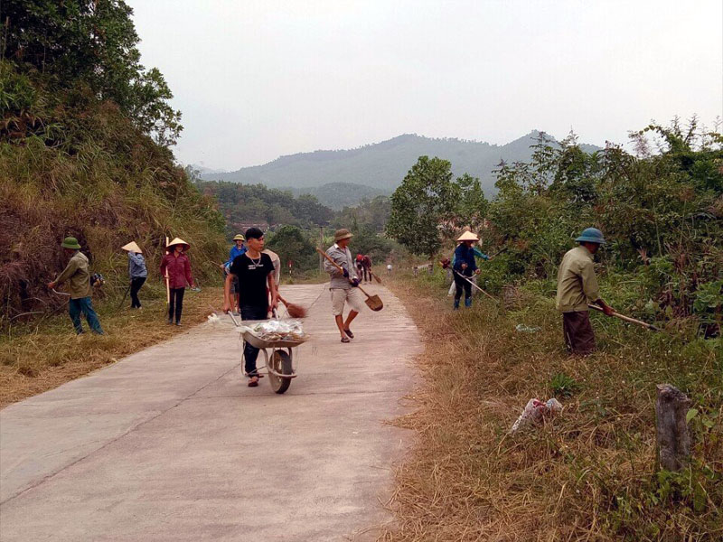 Nhân dân xã Đại Bình, huyện Đầm Hà tham gia bảo vệ môi trường trên trục đường liên xã 