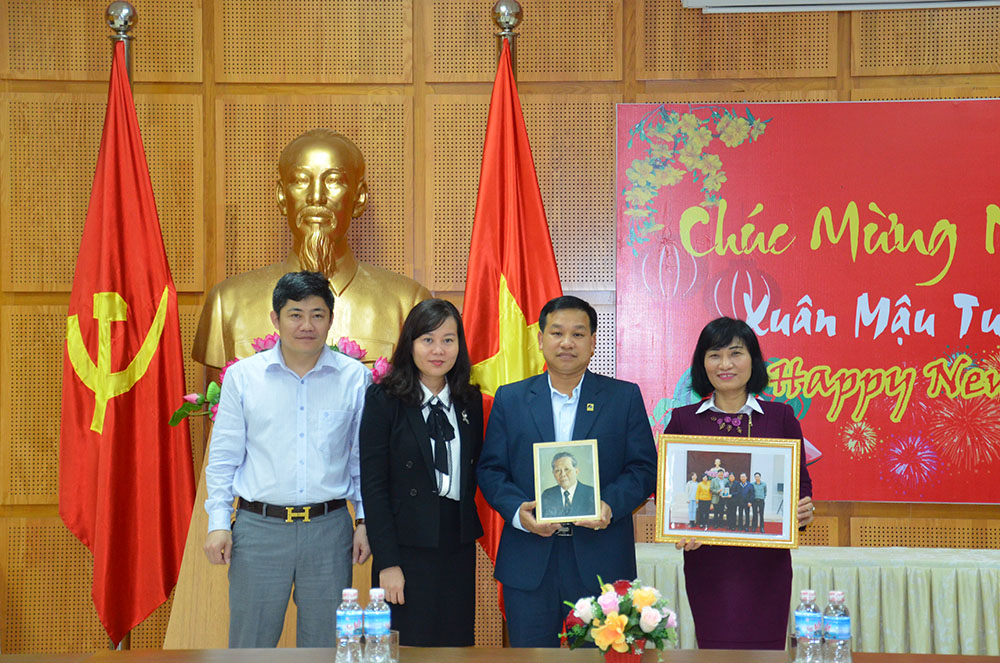 Đồng chí Phạm Thùy Dương, Phó Ban Tuyên giáo Tỉnh ủy trao kỷ vật bức ảnh chân dung Cố Tổng Bí thư Lê Duẩn cho Bảo tàng Quảng Ninh