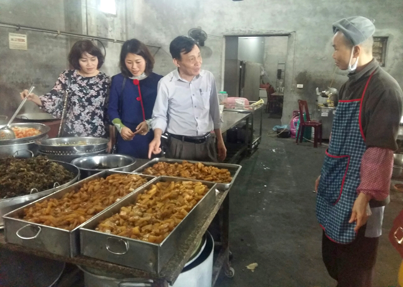 Đoàn của Chi cục An toàn vệ sinh thực phẩm tỉnh kiểm tra VSATTP khu bếp phục vụ ăn miễn phí ở Chùa Cái Bầu huyện Vân Đồn tại Lễ hội chùa Cái Bầu 2018. Ảnh: Chi cục ATVSTP cung cấp.