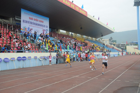 Các VĐV chạy cự ly 100m nữ khối THPT