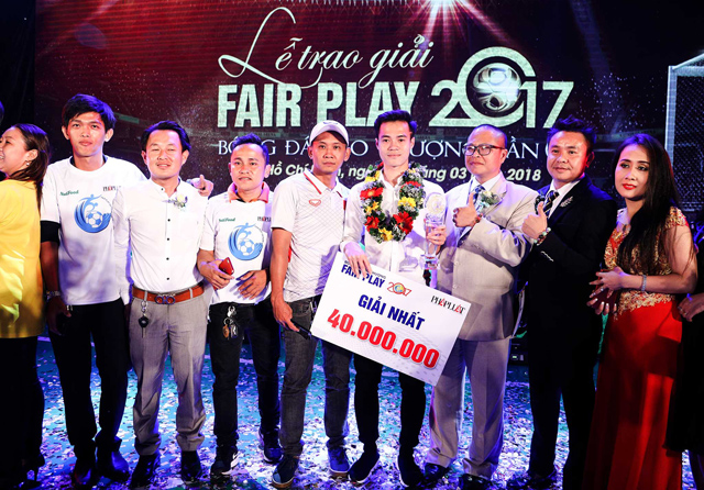 Nguyễn Văn Toàn tại lễ trao giải Fair-Play 2017. Ảnh: bongdaplus.vn