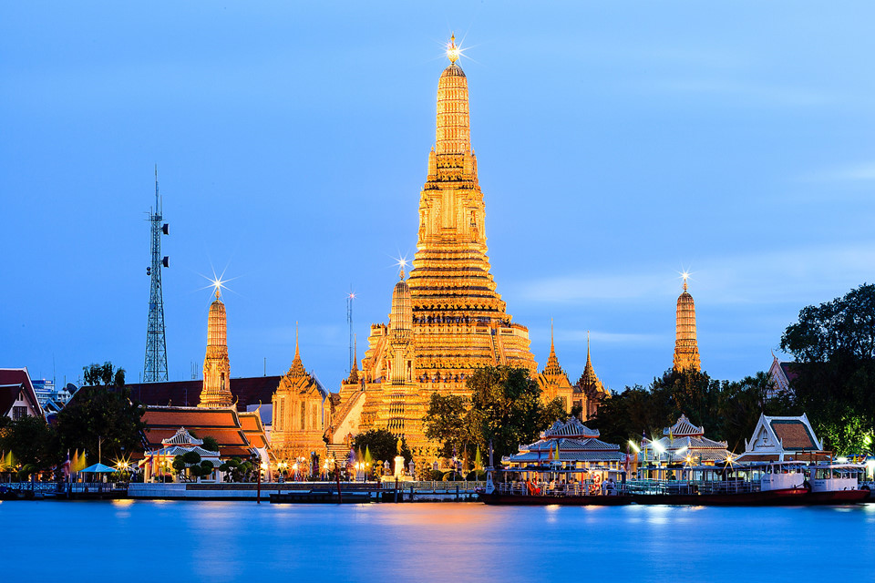 Wat Arun, Bangkok, Thái Lan: Nằm bên bờ sông Chao Phraya, Wat Arun còn được gọi là 