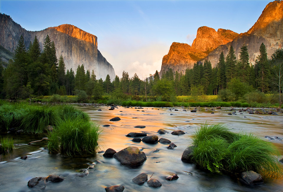 Thung lũng Yosemite, California: Yosemite có những cây sequoia khổng lồ, các đồng cỏ lớn, thung lũng sâu và nhiều thác nước hùng vĩ, chính vì vậy, cho dù đặt chân đến địa điểm nào của Yosemite, các nhiếp ảnh gia luôn có cơ hội nắm bắt được khoảnh khắc thiên nhiên tuyệt đẹp. Bên cạnh đó, du khách ghé thăm Yosemite cũng có thể đi lang thang, vượt ra khỏi những con đường mòn để tìm kiếm các loài động vật hoang dã. Ảnh: Elevation.maplogs.
