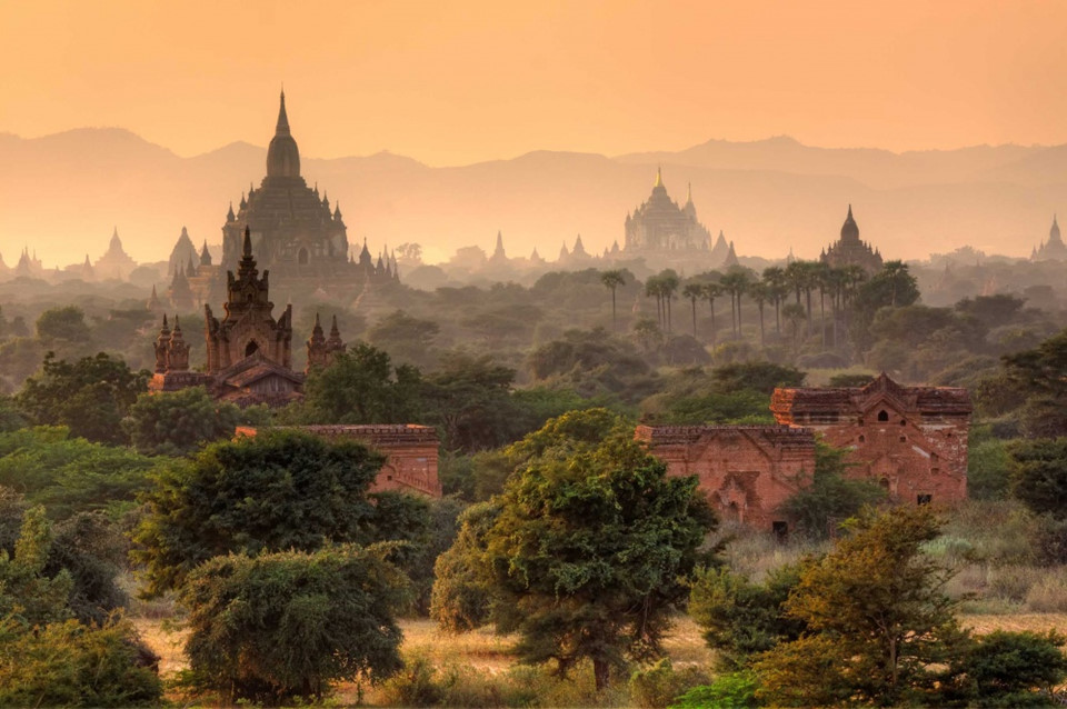 Bagan, Myanmar: Bagan là thành phố cổ nằm ở phía tây nam Mandalay, nổi tiếng với khoảng 2.000 công trình Phật giáo có niên đại hàng nghìn năm. Những công trình Phật giáo nằm rải rác khắp vùng đồng bằng rộng lớn có diện tích khoảng 65 km2 đã giúp Bagan trở thành địa điểm du lịch nổi tiếng ở Myanmar. Ảnh: Lifecoachcode.