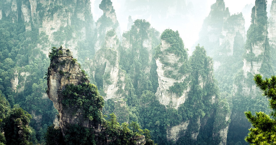 Công viên quốc gia Trương Gia Giới, Trung Quốc: Công viên quốc gia Trương Gia Giới nằm ở phía tây tỉnh Hồ Nam, được thành lập năm 1982 và là công viên quốc gia đầu tiên ở Trung Quốc. Nơi đây có cảnh quan hùng vĩ với những đỉnh núi kì lạ, các hẻm núi sâu, thác nước hay trụ đá khổng lồ và là nơi sinh sống của nhiều loài động, thực vật hoang dã. Bên cạnh đó, công viên quốc gia Trương Gia Giới còn là nguồn cảm hứng cho dãy núi Hallelujah trong bộ phim Avatar năm 2009. Ảnh: Medium.