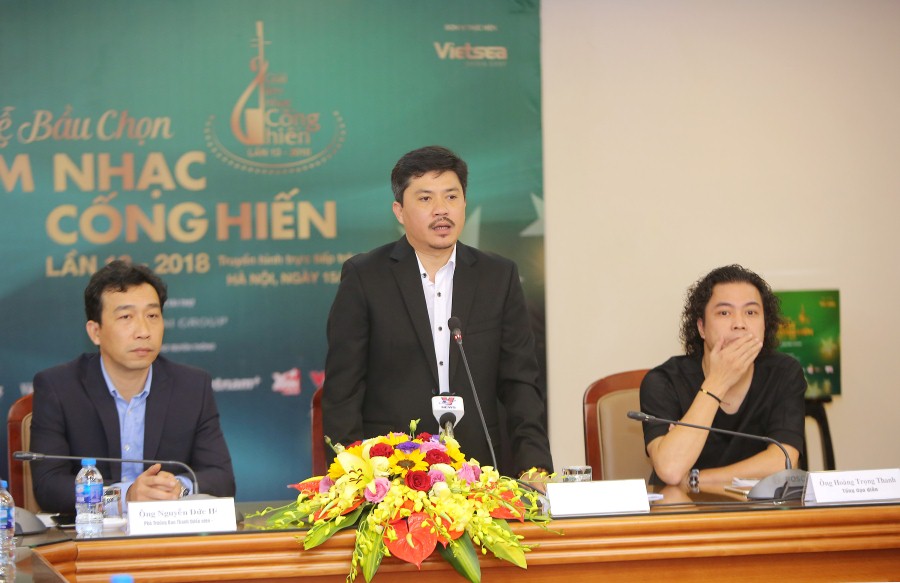 Tổng biên tập, Trưởng BTC giải Lê Xuân Thành (giữa) phát biểu khai mạc Lễ bầu chọn