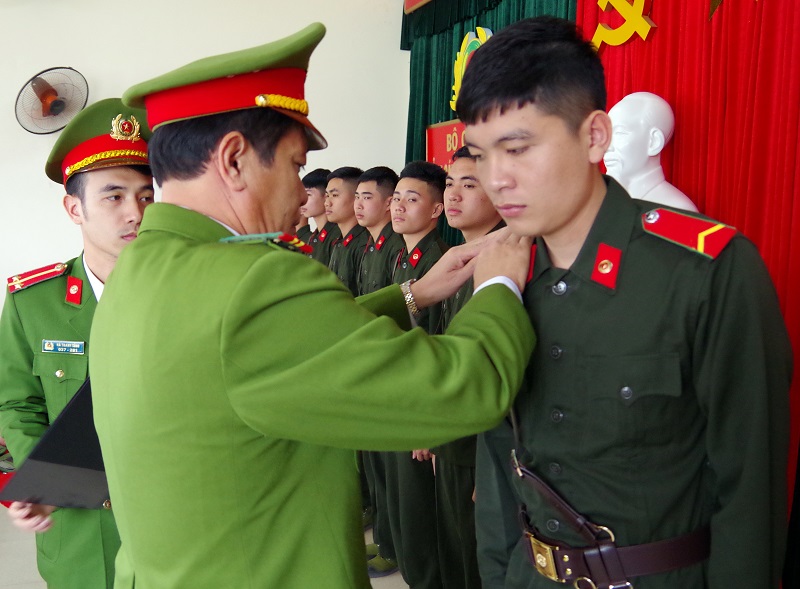 Đại tá Vũ Văn Thành, Phó Giám đốc Cảnh sát PCCC tỉnh gắn quân hàm cho các chiến sỹ.
