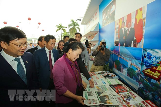 Chủ tịch Quốc hội Nguyễn Thị Kim Ngân thăm gian trưng bày của Thông tấn xã Việt Nam. (Ảnh: Minh Sơn/Vietnam+)