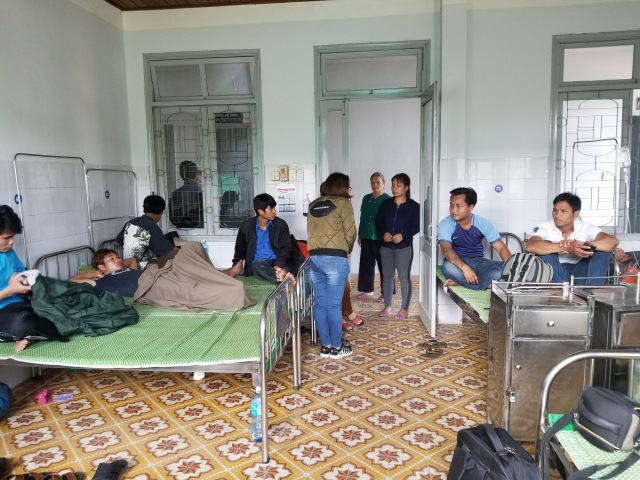 Rất đông người dân ở xã Cà Dy xuống Bệnh viện Bắc Quảng Nam để kiểm tra, theo dõi, sau khi 3 người ở xã này đã tử vong nghi do ngộ độc rượu.