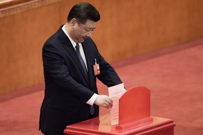 Chủ tịch Trung Quốc Tập Cận Bình bỏ phiếu tại phiên họp toàn thể thứ 3, Kỳ họp thứ nhất Quốc hội Trung Quốc khóa XIII ở Bắc Kinh ngày 11/3. (Nguồn: THX/ TTXVN)