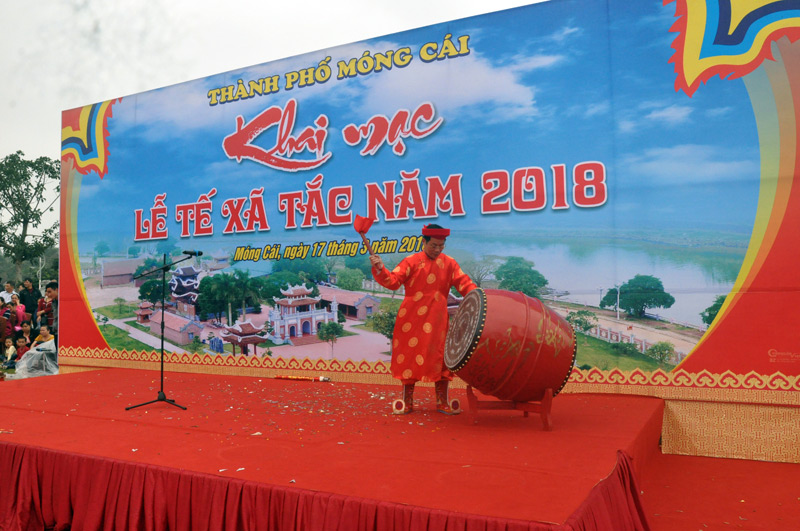 Đồng chí Lê Ngọc Lưu, Phó Chủ tịch UBND TP Móng Cái, Trưởng Ban Tổ chức Lễ tế Xã Tắc gióng trống khai 