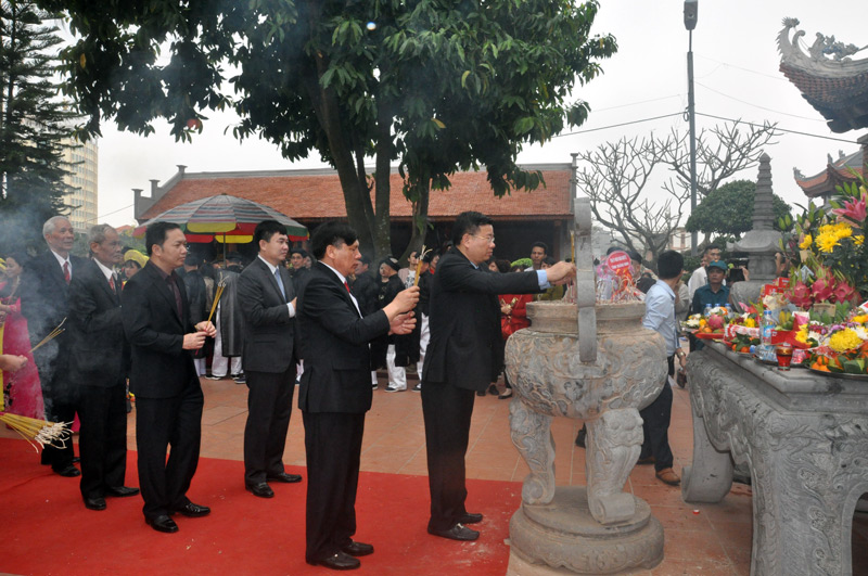 Đồng chí Nguyễn Văn Hưởng cùng lãnh đạo các ban, ngành, địa phương dâng hương tại Đền Xã Tắc.