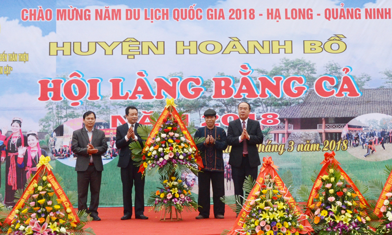 Đồng chí Nguyễn Quang Điệp, Ủy viên BTV Tỉnh ủy, Trưởng Ban Nội chính Tỉnh ủy tặng hoa cho người dân xã Bằng Cả tại hội làng