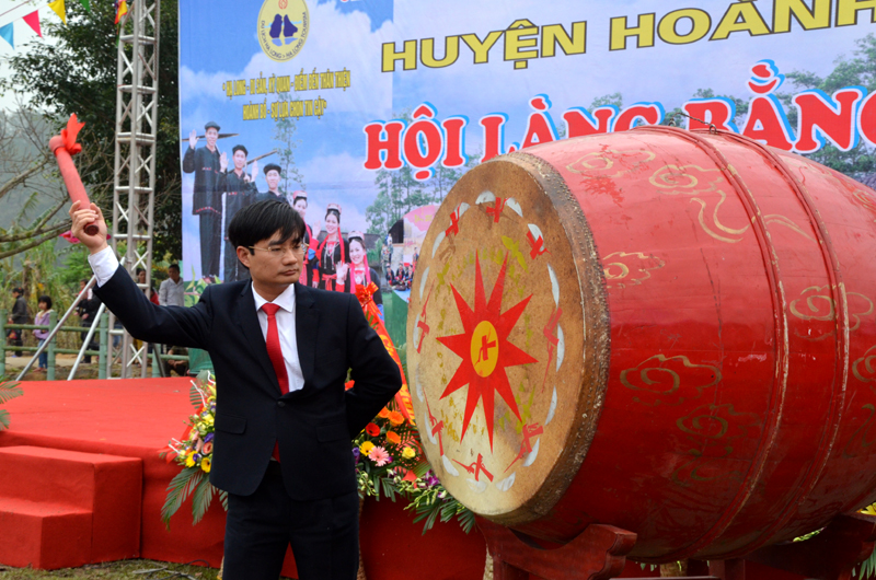 Đồng chí Nguyễn Anh Tú, Bí thư Huyện ủy Hoành Bồ đánh trống khai hội tại hội làng Bằng Cả 2018