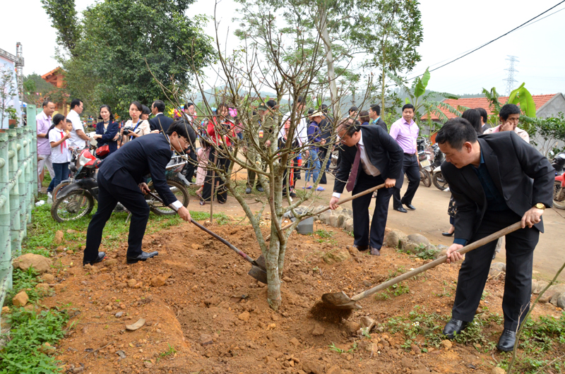 Đại biểu trồng cây lưu niệm tại Khu bảo tồn người Dao Thanh Y xã Bằng Cả, huyện Hoành Bồ