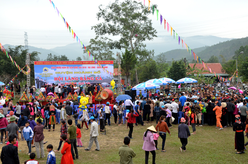 Đông đảo nhân dân và du khách tham quan tại hội làng Bằng Cả