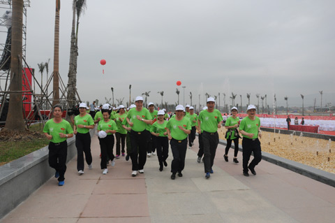 Ngay sau lễ khánh thành, các đại biểu đã phát động Ngày chạy Olympic vì sức khỏe toàn dân và chào đón Ngày Quốc tế Hạnh phúc 20-3-2018