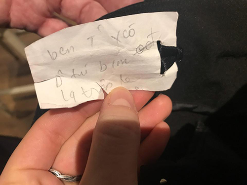 Mẩu giấy có dòng chữ tiếng Việt mà Caitlin tìm thấy trong chiếc quần mới mua. Ảnh: Sun