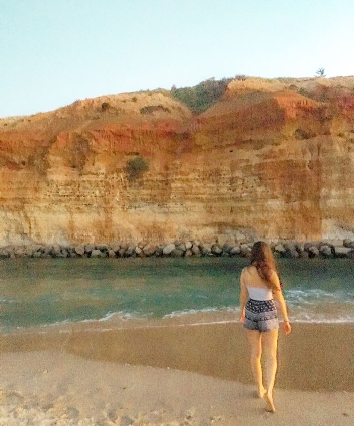 Bức ảnh ghi lại khoảnh khắc cô nàng lang thang trên bãi biển trong một ngày hè đầy nắng.
