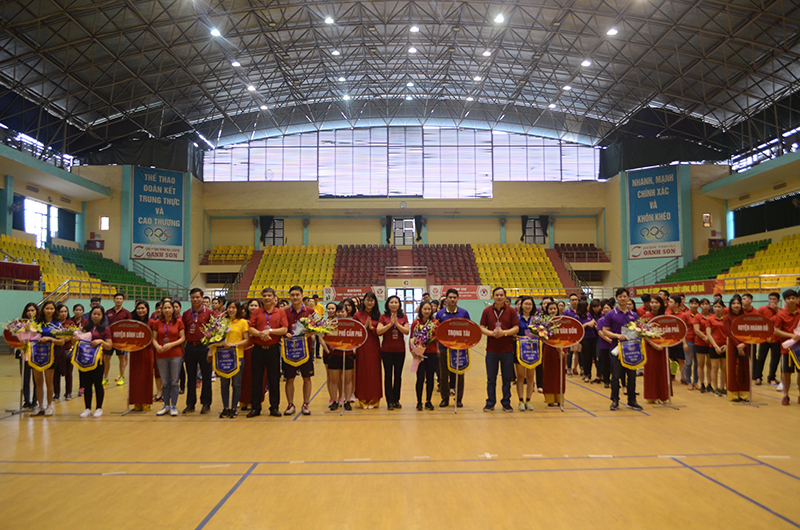 Lãnh đạo Agribank Quảng Ninh tặng hoa và cờ lưu niệm cho các đội