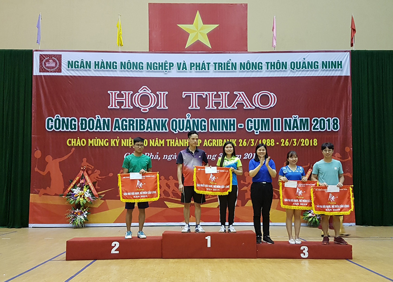 Ban tổ chức trao giải nhất đôi nam nữ bộ môn cầu lông cho Agribank Bình Liêu