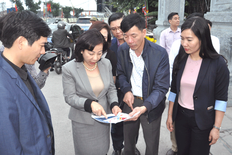 Phó Chủ tịch UBND tỉnh Vũ Thị Thu Thủy cùng lãnh đạo các sở, ngành, TP Cẩm Phả kiểm tra, rà soát phương án đảm bảo ATGT và đón tiếp đại biểu.