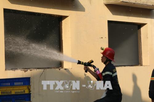 Lực lượng Cảnh sát phòng cháy chữa cháy Đồng Nai đang nỗ lực khống chế đám cháy.