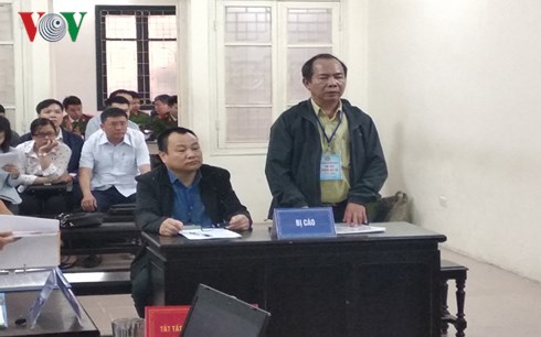 Bị cáo Khen (bên phải) và  bị cáo Hưng tại phiên tòa sơ thẩm.