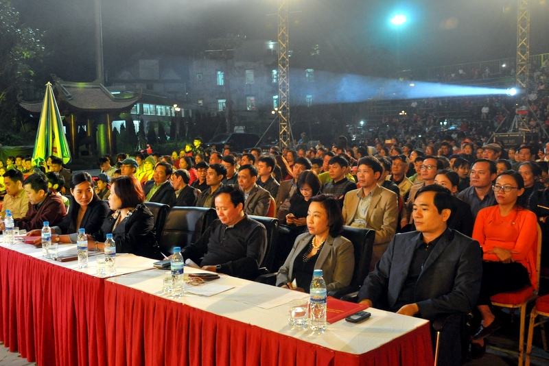 Đồng chí Vũ Thị Thu Thủy, Phó Chủ tịch UBND tỉnh cùng lãnh đạo một số sở, ngành và Ban Tổ chức theo dõi lễ tổng duyệt.