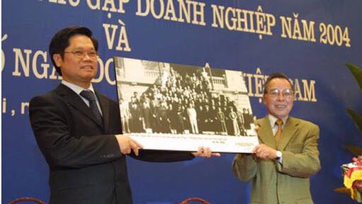 Thủ tướng Phan Văn Khải tặng cộng đồng doanh nhân Việt Nam bức ảnh Bác Hồ và giới công thương trong Ngày Doanh nhân Việt Nam 13/10/2004. Ảnh: ST