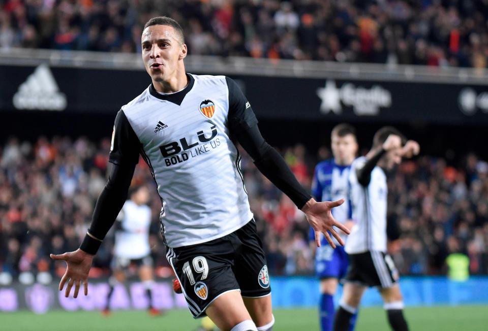  Niềm vui của Rodrigo sau khi mở tỉ số cho Valencia. Ảnh: GETTY IMAGES