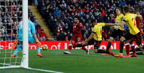  Pha dứt điểm mở tỉ số cho Liverpool của Salah. Ảnh: REUTERS