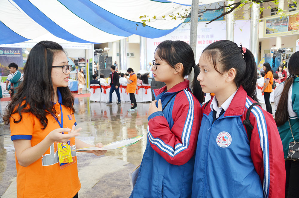 Các tình nguyên viên giới thiệu về giáo dục Đài Loan cho học sinh Quảng Ninh