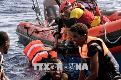 Lực lượng cứu hộ giải cứu người di cư gặp nạn trên biển. Ảnh: AFP/TTXVN